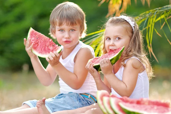 Porträt eines Jungen und eines Mädchens am Strand im Sommer — Stockfoto