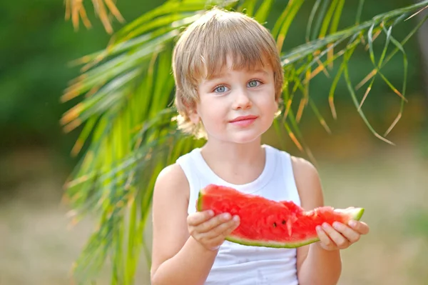 Porträt eines Jungen am Strand im Sommer — Stockfoto