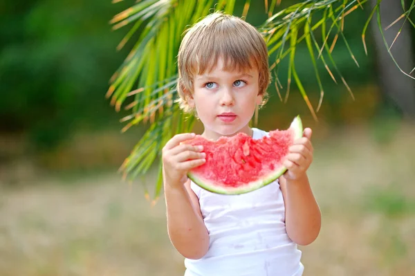 Portrait of a boy on the beach in summer — Stock Photo, Image