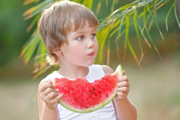 Porträt eines Jungen am Strand im Sommer — Stockfoto