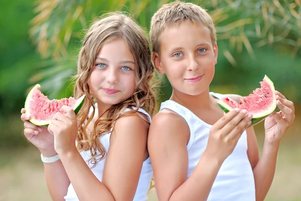 Πορτρέτο του ένα αγόρι και το κορίτσι στην παραλία το καλοκαίρι — Φωτογραφία Αρχείου