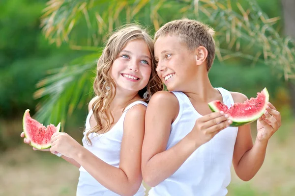 Portrait of a boy and girl on the beach in summer — Stock Photo, Image