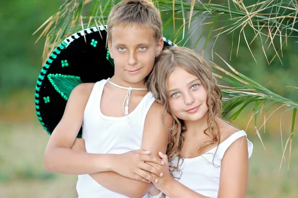 Retrato de um menino e menina na praia no verão — Fotografia de Stock