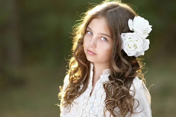 Retrato de uma linda menina da moda — Fotografia de Stock