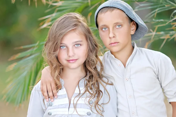 Portret van een jongen-meisje in een zomer — Stockfoto