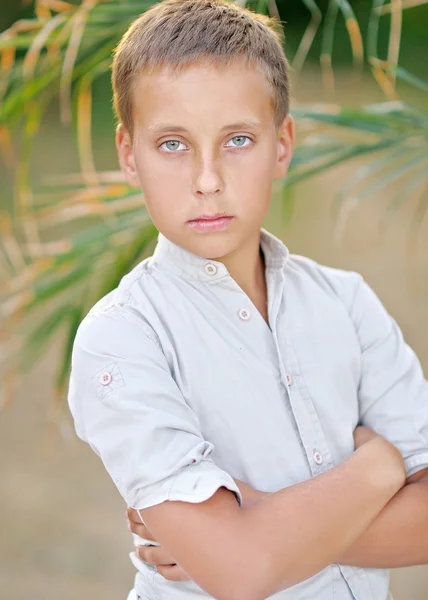 Portret małego chłopca na plaży latem — Zdjęcie stockowe