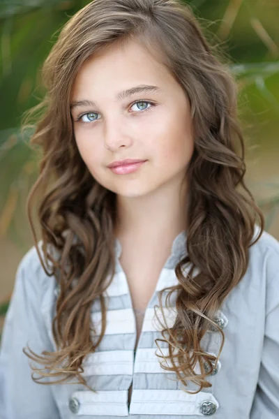 Retrato de niña en estilo tropical — Foto de Stock