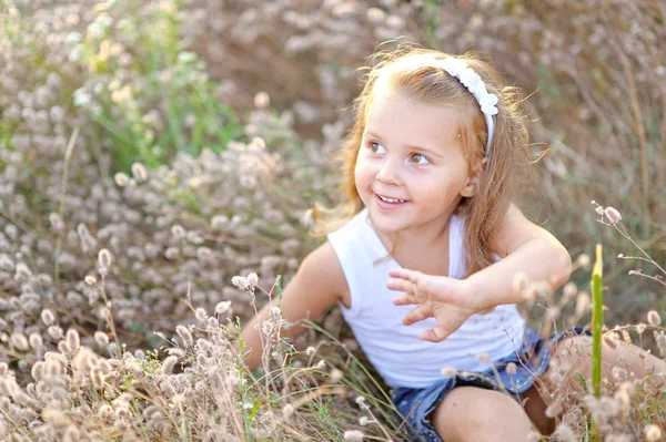 Ritratto di bambina all'aperto in estate — Foto Stock