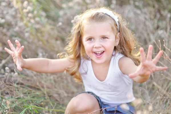 Portrait de petite fille en plein air en été — Photo