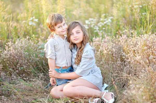 Πορτρέτο του ένα αγόρι και το κορίτσι στο γήπεδο το καλοκαίρι — Φωτογραφία Αρχείου