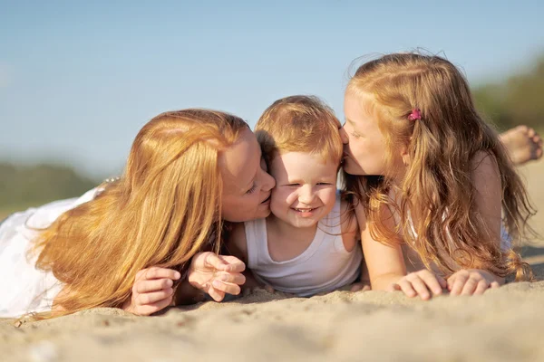 Portret van een jongen en zijn twee zusters hield — Stockfoto