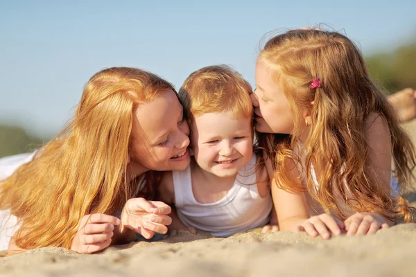 Retrato de um menino e suas duas irmãs amadas — Fotografia de Stock