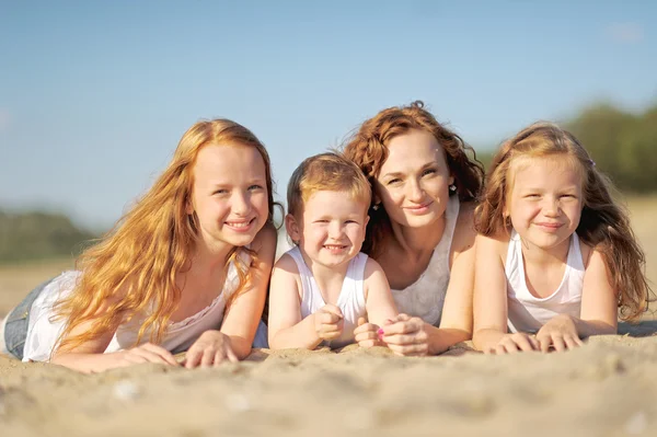 Retrato de família da mãe e de um menino e suas duas irmãs amadas — Fotografia de Stock