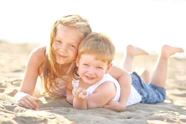 Porträtt av en pojke och flicka på stranden i sommar — Stockfoto