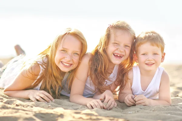 Retrato de um menino e suas duas irmãs amadas — Fotografia de Stock