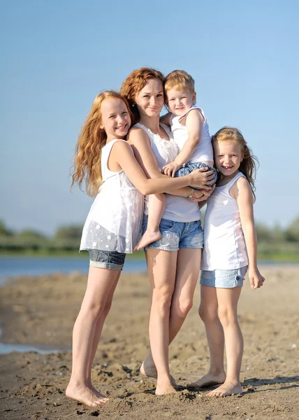 Retrato familiar de la madre y de un niño y sus dos hermanas amadas — Foto de Stock