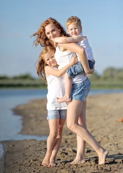 Mamma med son och dotter i sommar natur — Stockfoto