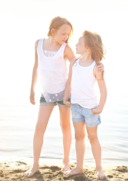 Ritratto di due sorelle che camminano sulla spiaggia — Foto Stock