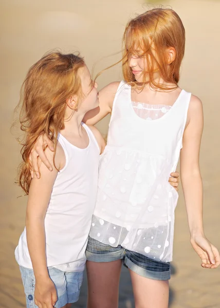 Portrait of two sisters walking on the beach — Stock Photo, Image