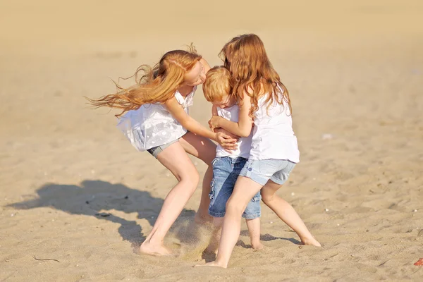 Трое детей играют на пляже летом — стоковое фото