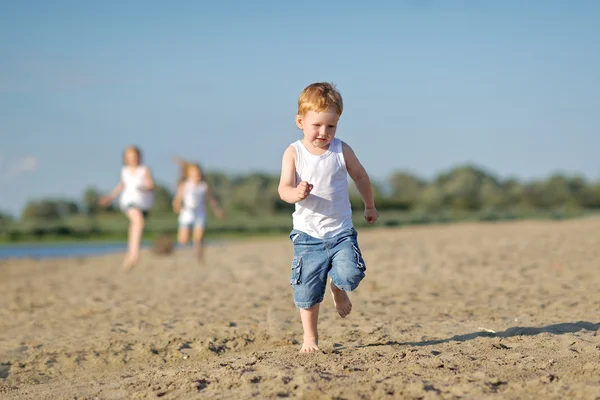 Tres niños jugando en la playa en verano —  Fotos de Stock