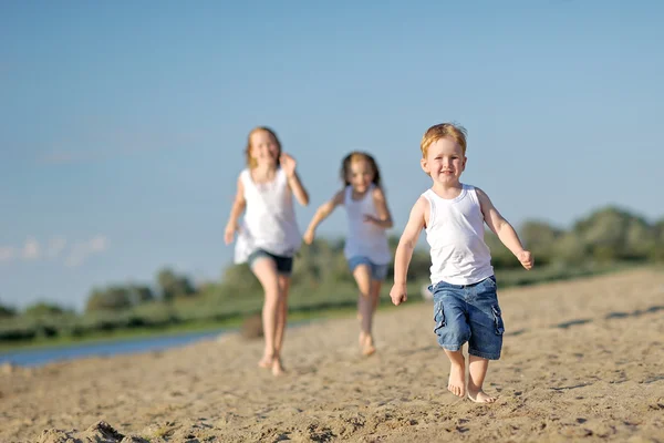 Τρία παιδιά που παίζουν στην παραλία το καλοκαίρι — Φωτογραφία Αρχείου