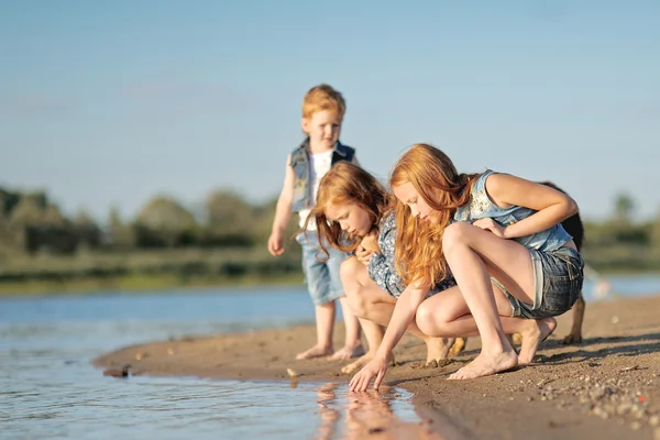 Retrato de un niño y sus dos hermanas amadas —  Fotos de Stock