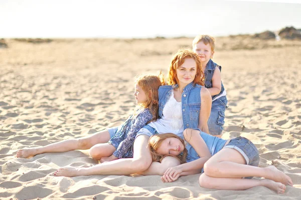 Familjeporträtt av mor och en pojke och hans två systrar älskade — Stockfoto
