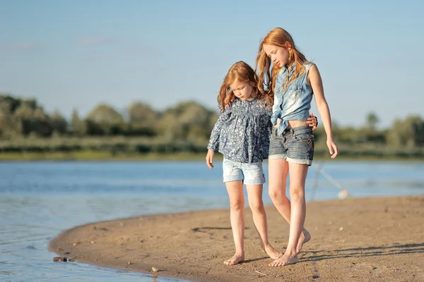 Portret dwóch sióstr spaceru na plaży — Zdjęcie stockowe