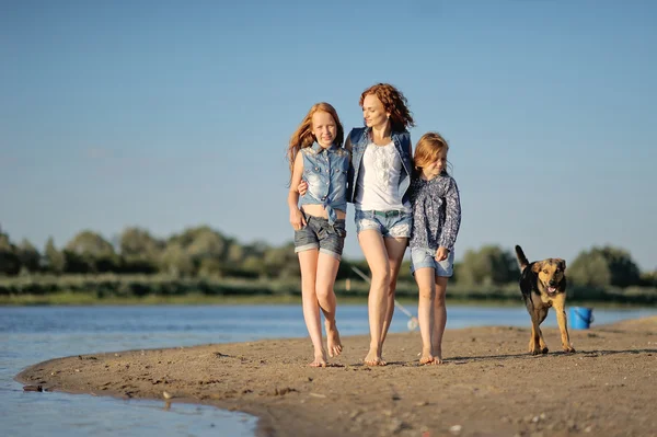 Madre e le sue due figlie in spiaggia in estate — Foto Stock