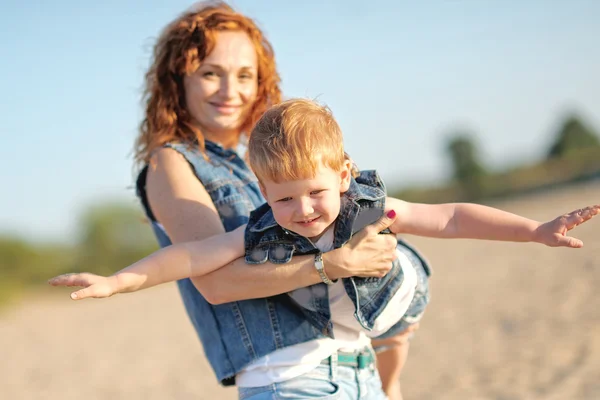 Szczęśliwa mama i dziecko syn w lato natura — Zdjęcie stockowe