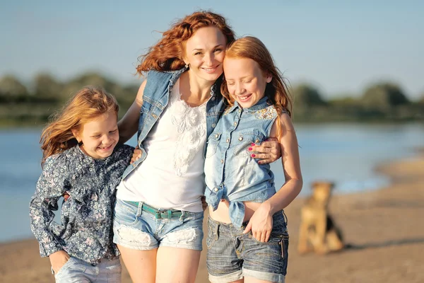 Anne ve iki kızı yaz aylarında sahilde — Stok fotoğraf