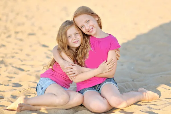 Porträtt av två systrar promenerar på stranden — Stockfoto