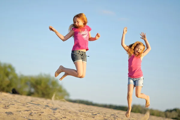 Retrato de dos hermanas caminando por la playa — Foto de Stock