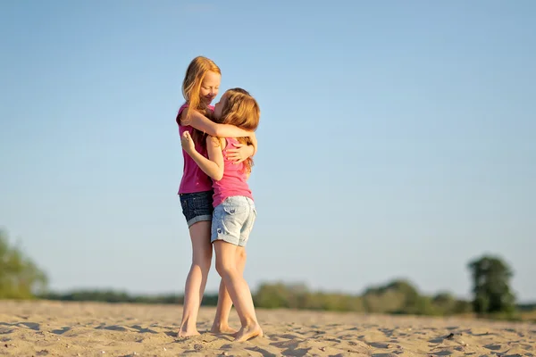 Porträtt av två systrar promenerar på stranden — Stockfoto