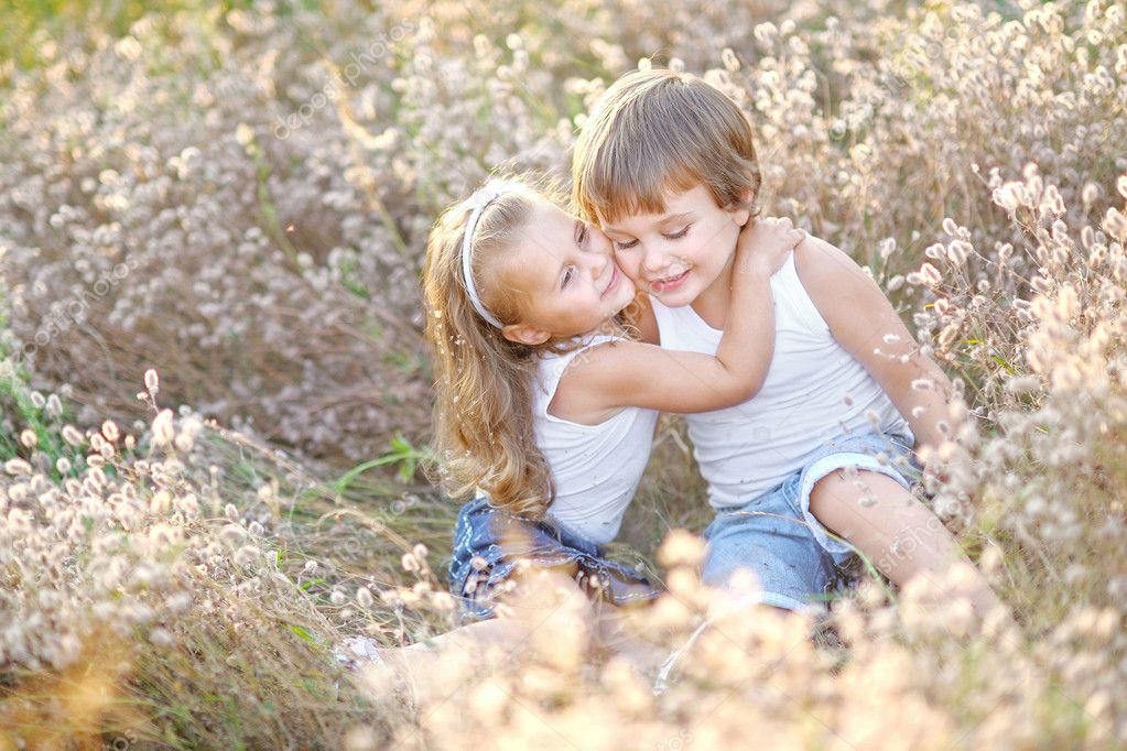 Портрет мальчика и девочки на поле летом — Стоковое фото