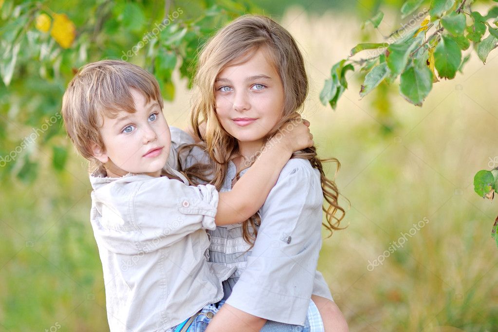 Портрет мальчика и девочки на поле летом — Стоковое фото