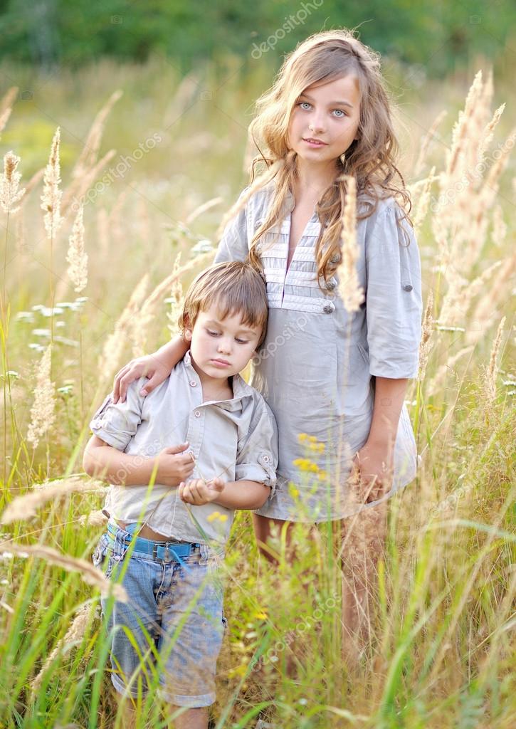 Портрет мальчика и девочки на поле летом — Стоковое фото