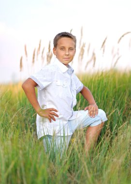 Yaz aylarında sahilde küçük bir çocuk portresi