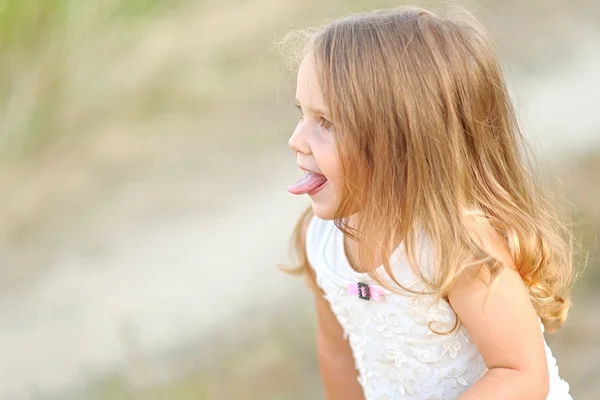 Portrait de petite fille en plein air en été — Photo