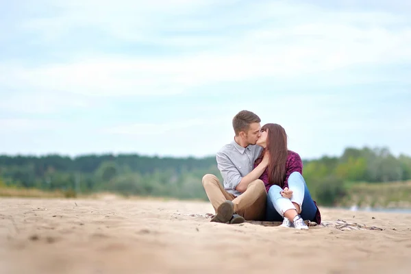 Hermosa pareja enamorada en verano playa — Foto de Stock