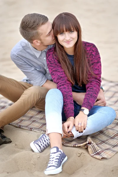 Vackra par i kärlek på sommaren beach — Stockfoto