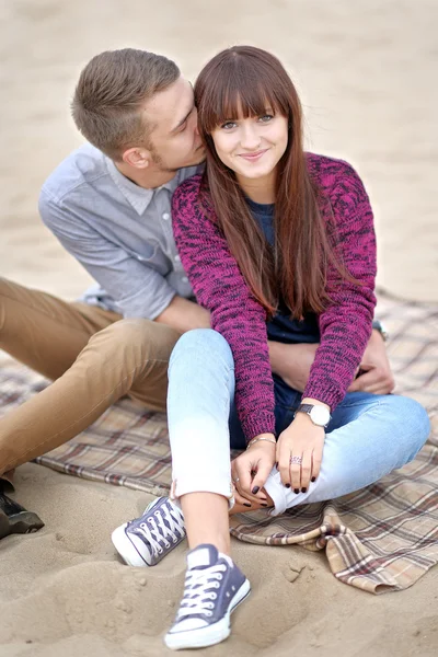 Hermosa pareja enamorada en verano playa — Foto de Stock