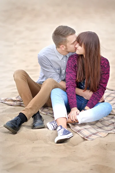 Hermosa pareja enamorada en verano playa —  Fotos de Stock