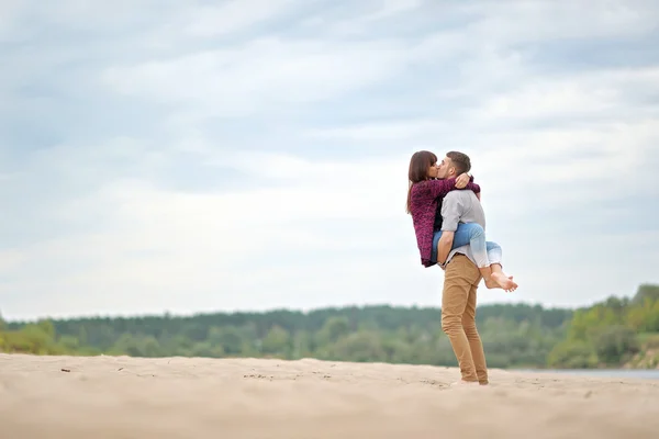 Beautiful Couple in love on summer beach — Stock Photo, Image