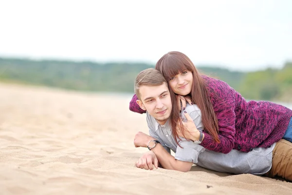 Красивая влюбленная пара на летнем пляже — стоковое фото