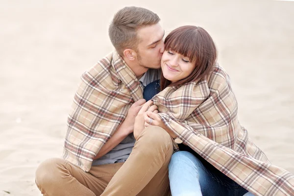 Hermosa pareja enamorada en verano playa —  Fotos de Stock