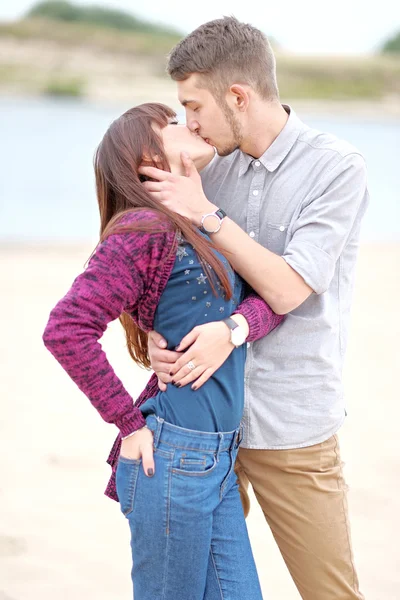 Beautiful Couple verliefd op zomer strand — Stockfoto