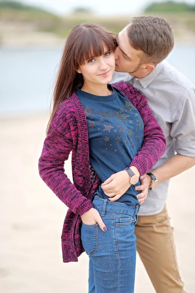 Smukke Par forelsket på sommer strand - Stock-foto