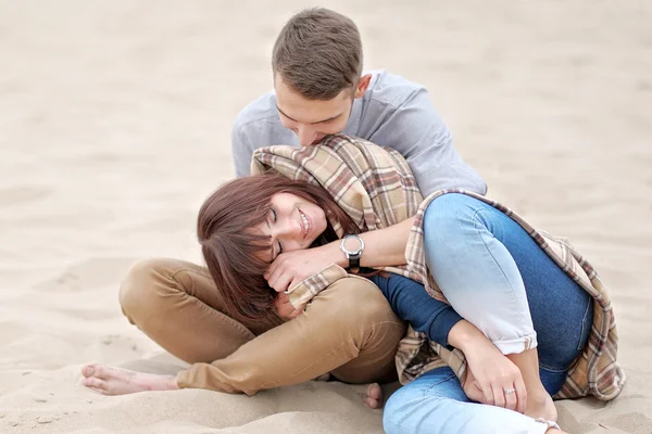 Beautiful Couple verliefd op zomer strand — Stockfoto